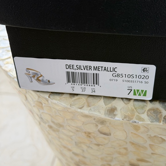 Naturalizer Heels Dee Silver Metallic Strappy Size 7W Wide Slingback - Picture 15 of 16